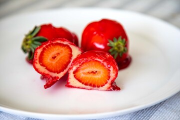 Strawberry of Love, a sweet treat that went viral in 2025, made with fresh strawberries, white brigadeiro, and topped with crunchy crystallized caramel, reminiscent of the candy apple. An original Bra