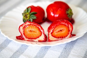 Strawberry of Love, a sweet treat that went viral in 2025, made with fresh strawberries, white brigadeiro, and topped with crunchy crystallized caramel, reminiscent of the candy apple. An original Bra