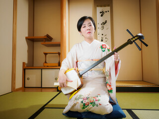 着物で三味線を演奏する女性