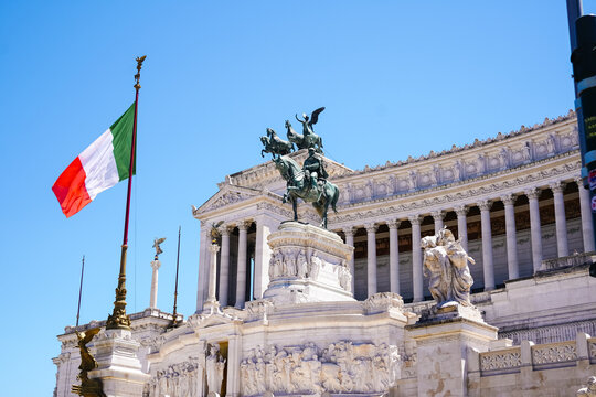 The Italian flag in front of the Victor Emmanuel II National Monument ( Il Monumento Nazionale a Vittorio Emanuele) in Rome, Italy