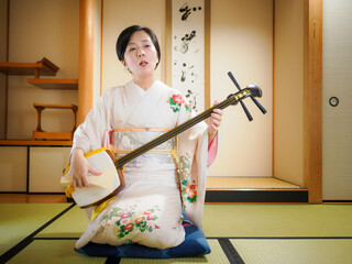 三味線を演奏する女性
