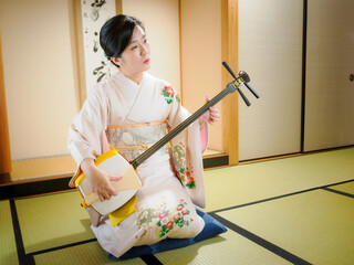 着物で三味線を演奏する女性