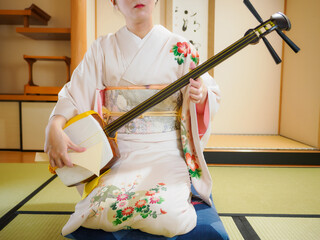 着物で三味線を演奏する女性