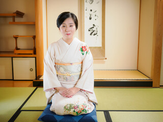 微笑む着物の女性
