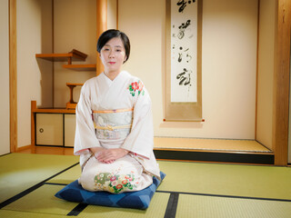 微笑む着物の女性