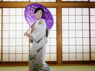 和傘と着物の女性