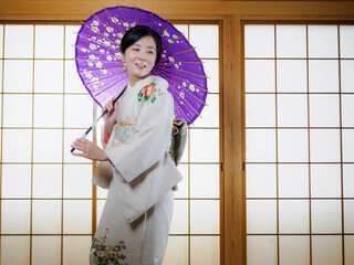 和傘と着物の女性