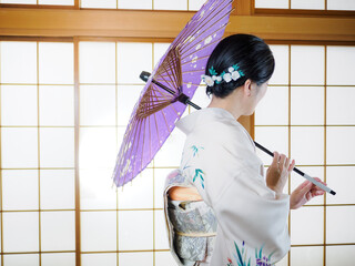 和傘と着物の女性