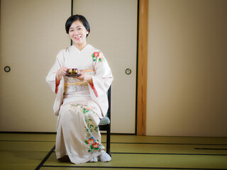 お茶をいただく着物の女性