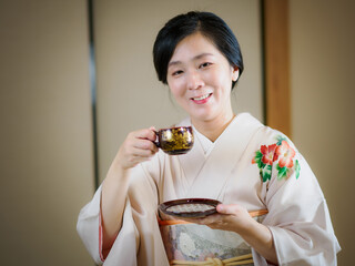お茶をいただく着物の女性