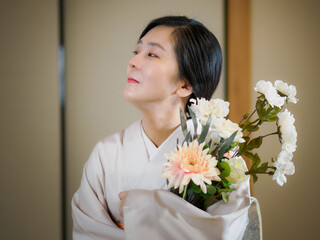 花と着物の女性