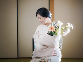 花と着物の女性