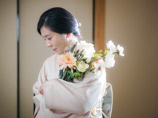 花と着物の女性