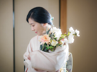花と着物の女性