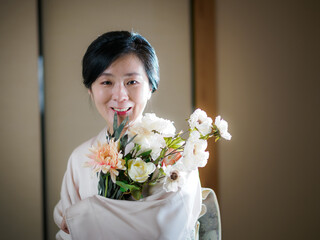 花と着物の女性