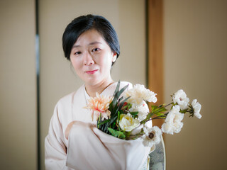 花と着物の女性