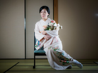 花と着物の女性