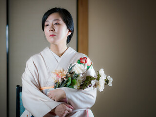 花と着物の女性