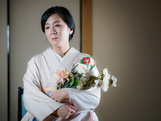 花と着物の女性