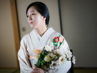 花と着物の女性