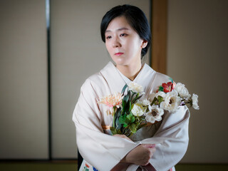 花と着物の女性