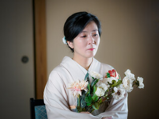 花と着物の女性