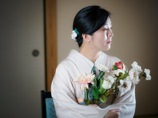 花と着物の女性