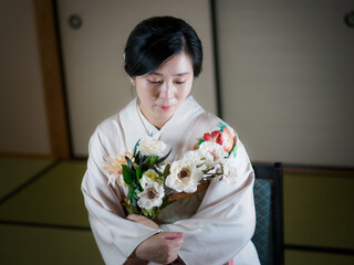 花と着物の女性