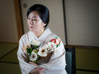 花と着物の女性