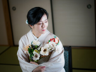 花と着物の女性