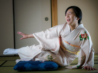 足が痺れた着物の女性