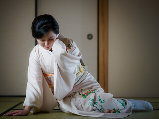 打ちひしがれる着物の女性