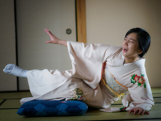 足が痺れた着物の女性