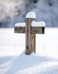 Naklejka premium Weathered Wooden Fence Post in Deep Snow - Winter Isolation Scene with Natural Snow Drifts - Minimalist Winter Detail
