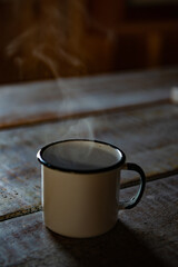cafe bem quente, servido em caneca esmaltada num amanhecer nas montanhas do Brasil