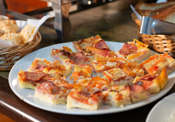 Café da manhã, pizza de calabresa