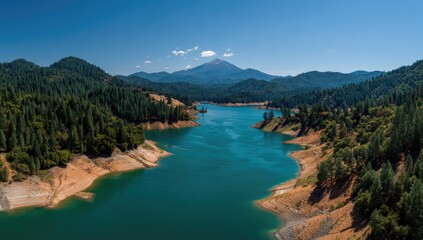 Obraz premium Panoramic view of a serene mountain lake