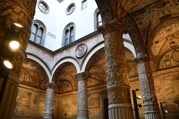 corridoi con decorazioni dell'Ingresso del comune di Firenze .