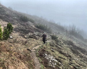 Wanderer im Nebel auf einem Wanderweg am Hochfelln, Chiemgau, Alpen, Bayern, Deutschland