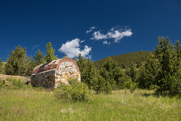 Obraz premium Explosives storage building at Cripple Creek Mining District in Victor, Colorado
