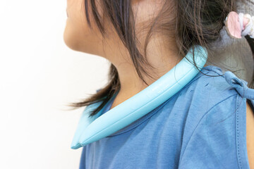 アイスリングを付けた女の子の首元（日本人、5歳）