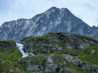 cascade en haute savoie avec le Mont Tondu en arri&egrave;re plan secteur lacs jovet en haute savoie