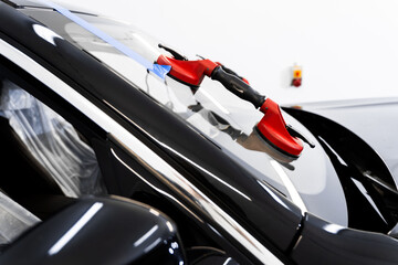 Windshield technicians rely on vacuum lifters for glass removal. Windshield removal and...