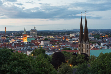 Stadtpanorama von Bielefeld in Nordrhein-Westfalen, aufgenommen von der Sparrenburg aus, mit Blick...