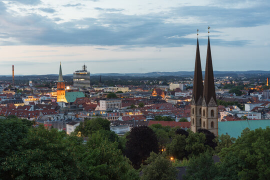 Stadtpanorama von Bielefeld in Nordrhein-Westfalen, aufgenommen von der Sparrenburg aus, mit Blick auf die Neust&auml;dter Marienkirche &ndash; ein charakteristisches Stadtbild im Herzen Deutschlands


