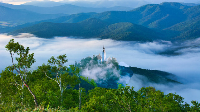 雲海に浮かぶ教会イメージ