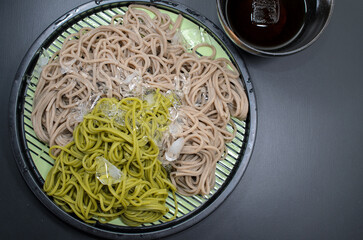 宇治茶そばと普通そばの乾麺をざる蕎麦でいただく