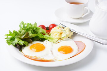 ハムエッグ朝食