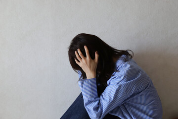 下を向いて落ち込む女性