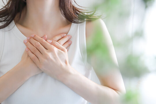 胸に手を当てる女性　心配